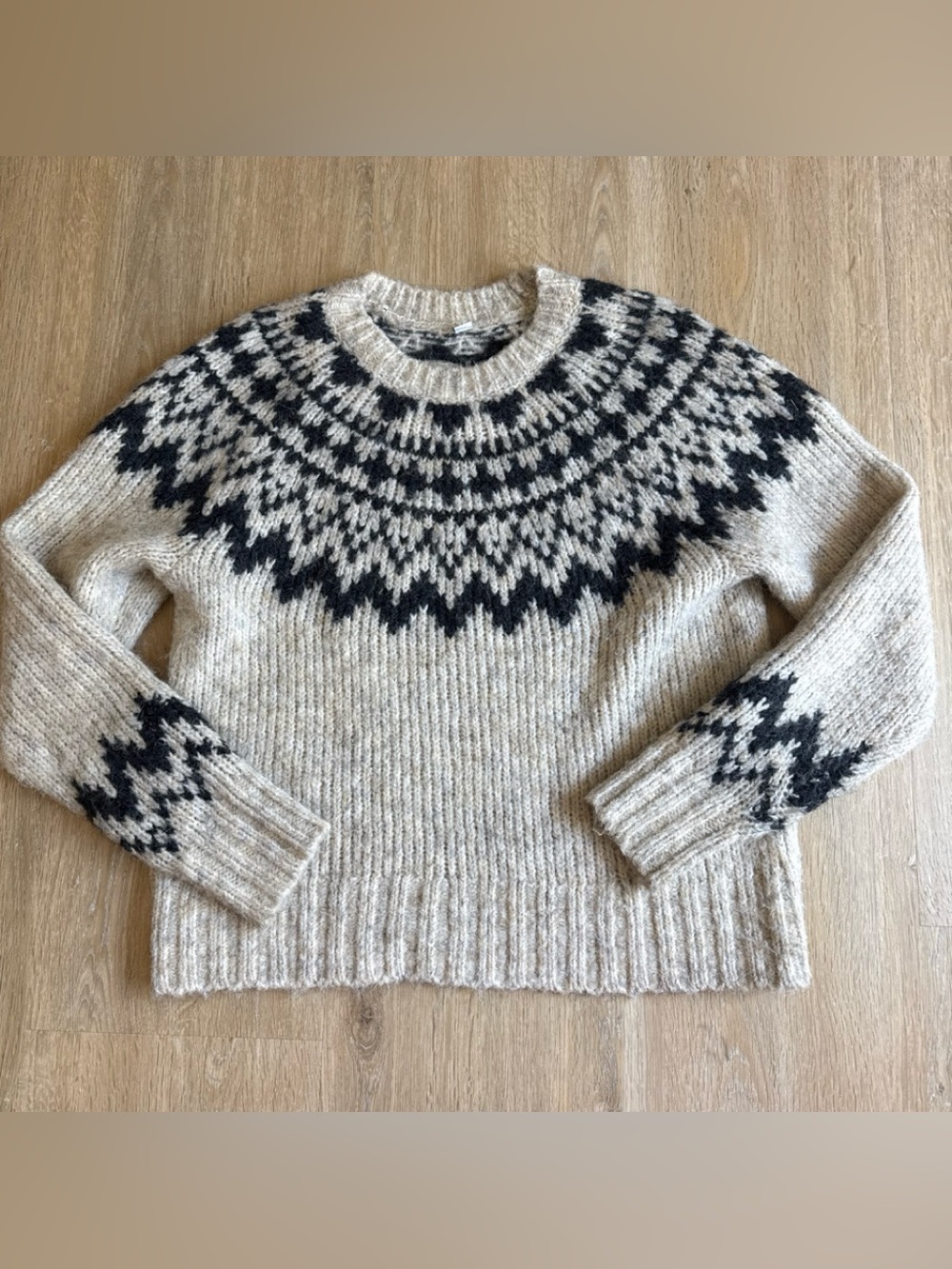 Uniqlo Beige and Black Nordic Yoke Sweater XS